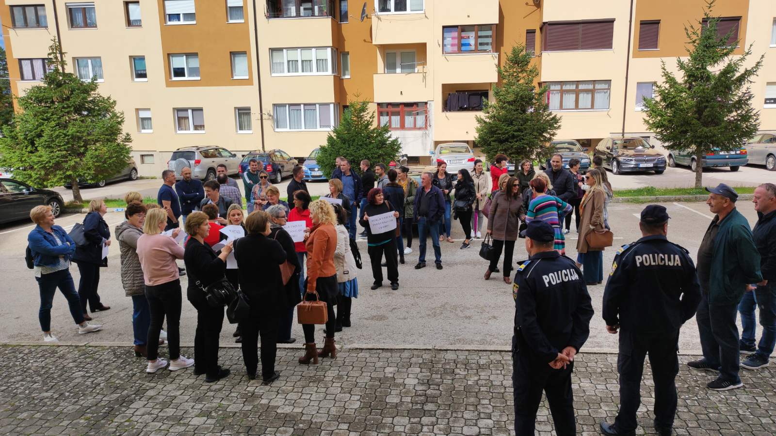 Sindikat pomoćnih radnika u zdravstvu prosvjedovao pred zgradom Vlade Kantona 10 u Livnu